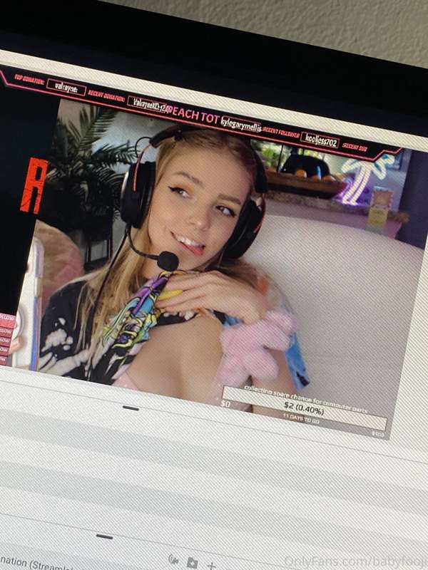 Scroll to see me flash my titties on twitch 😏😅 2