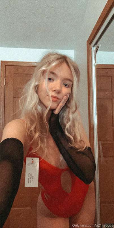 don’t i look sexy in red ;)