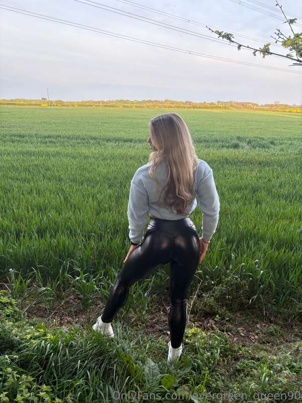 Do you like my pairadize leggings? Here is a cute photo set .. 16