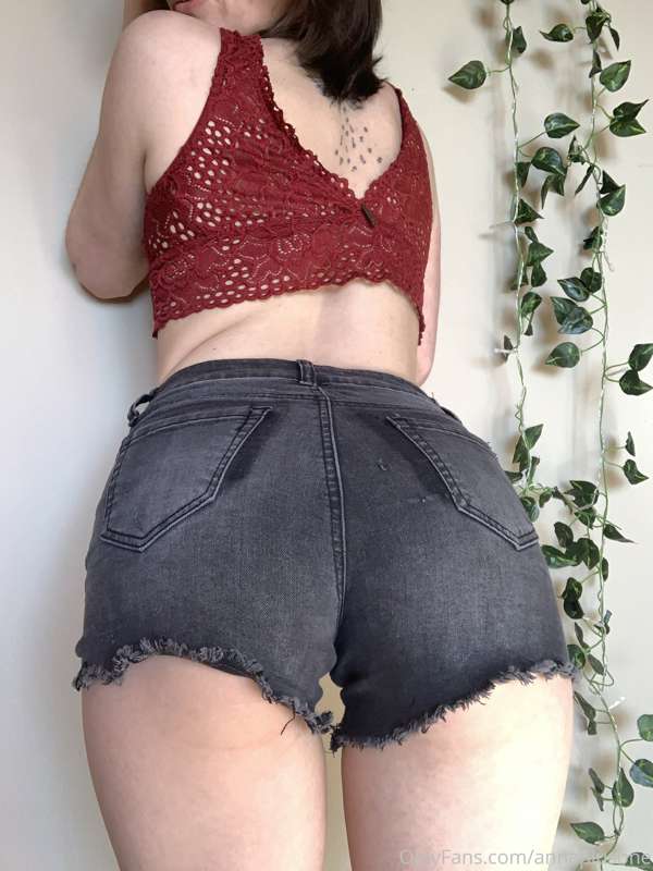 Swipe to the end for a surprise ✨ Do you like girls with (li.. 3
