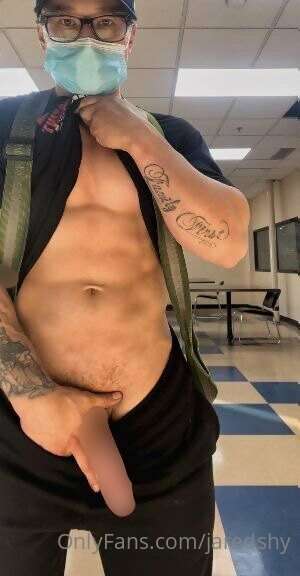 Posting uncensored if completd.
Was waiting for my lunch to ..