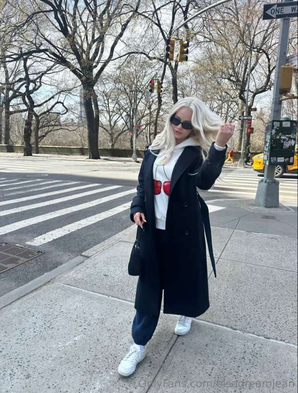 🗣️ COAT SZN !! You may take me for a warm weather girl … BUT..