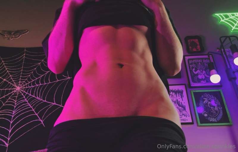 Tummy smooches? 🖤 3
