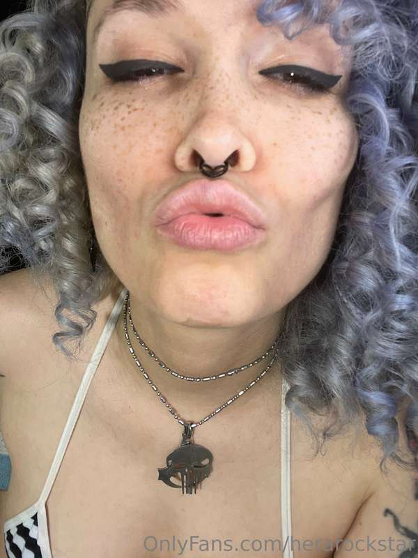 Hello my lovers how is you guys doing.? You guys can message..