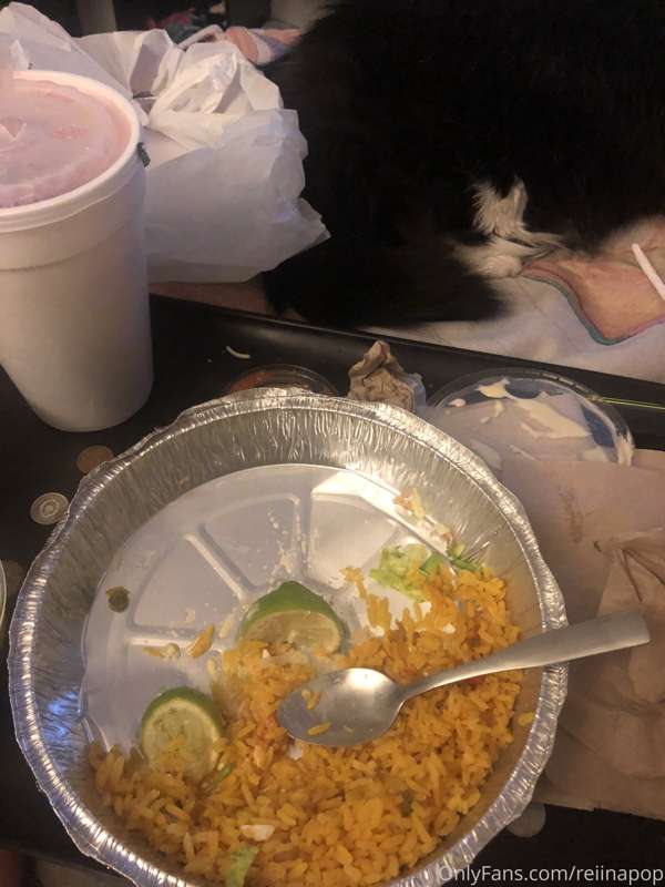 kept eating last night and ended up looking preggo~ 6 tacos .. 5
