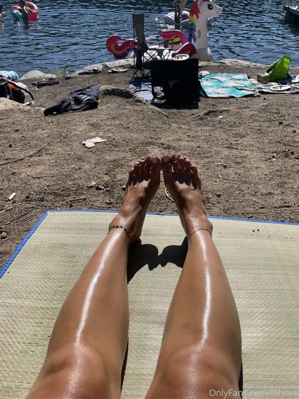 Beach toes 🏝 - I wonder if anyone noticed. Didn’t see anyone.. 10