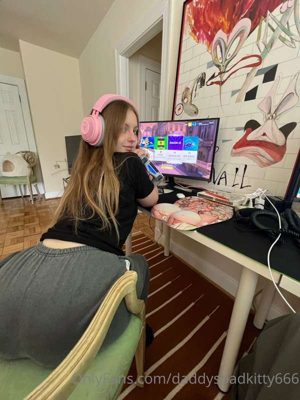 ngl when i play let the controller vibrate all on my pussy. .. 4