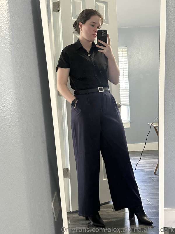 Alex looks so fancy dressed up for her new job 😍  keywords: ..