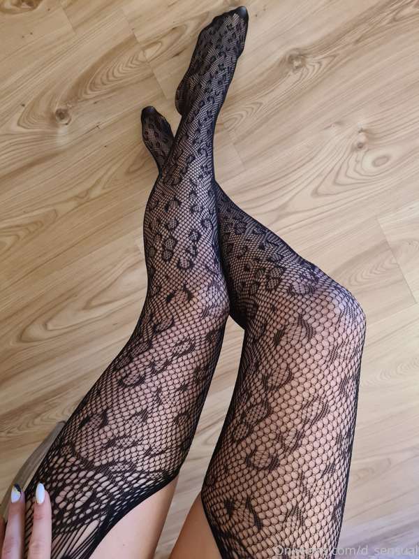 Who wanna kiss my legs? 🤭🙈😈