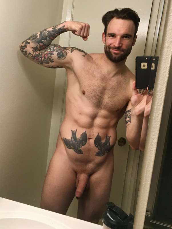 Jusr chilling and flexing👌🏻😜😈💪🏻🍾🇫🇷