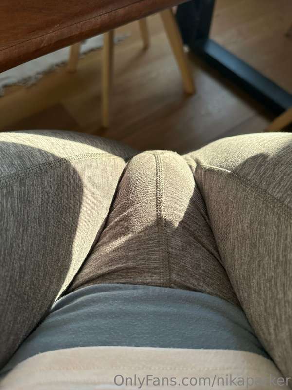 Leggings are a dangerous place for fat pussies (she loves da.. 2