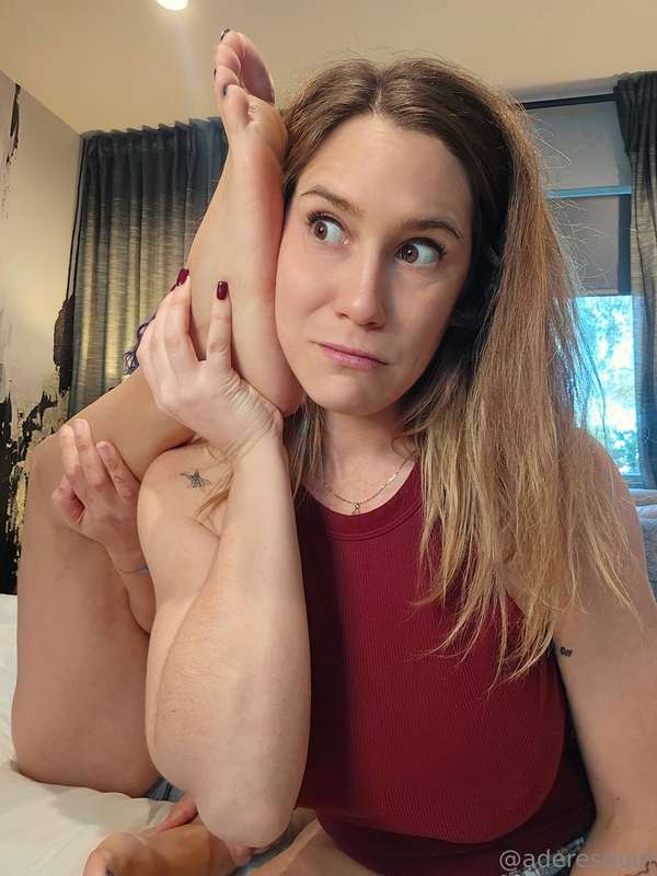 Her foot is as big as my face 🤯   @giantesscleo  @aderesquin 2