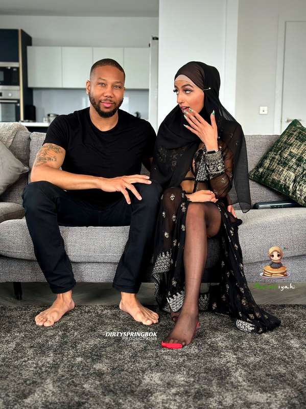 When Hijabi Aaliyah welcomes her airbnb guest @johnlegendary.. 1