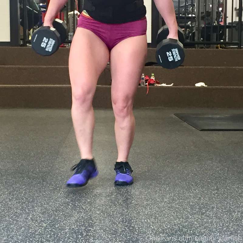 Some dumbbell lunges for the booty gains. Everytime I wear s.. 4