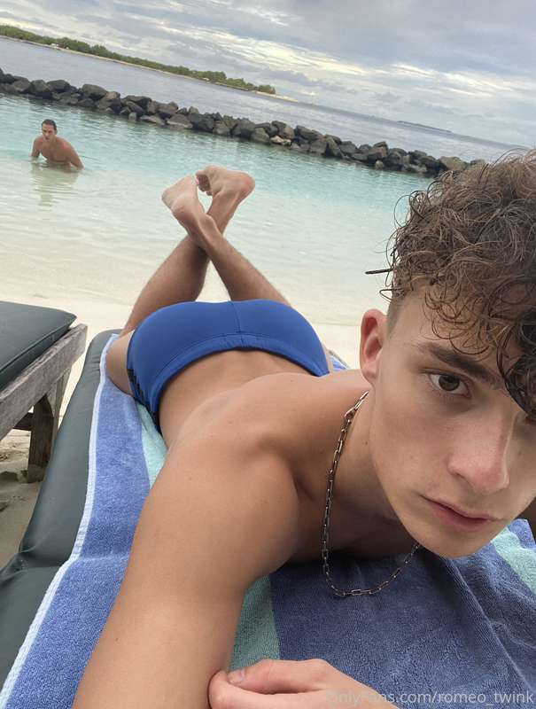 I love posing at the public beach 😍💦