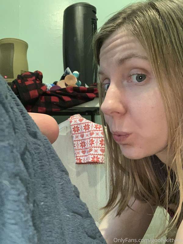 Don’t have a real glory hole but this is how I’d suck it if ..
