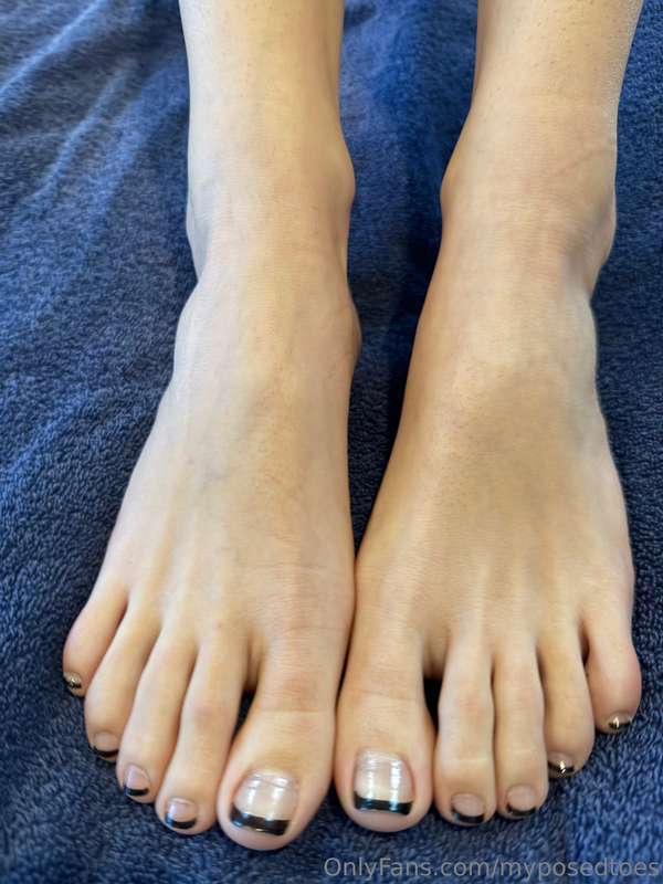 Sometimes all you need is some cum on your French tips 😘😈🦶💦