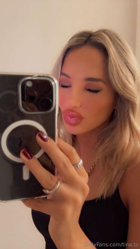 Right now, I’m playing with a new makeup look 💄 Today, I’m t..