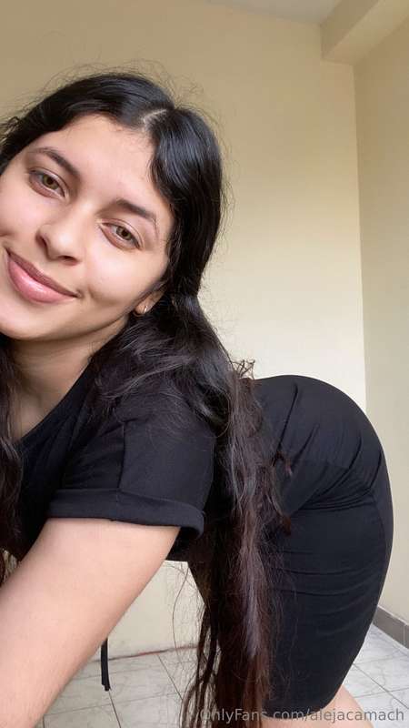 Rebotando mi enorme culo para ti papi 😋