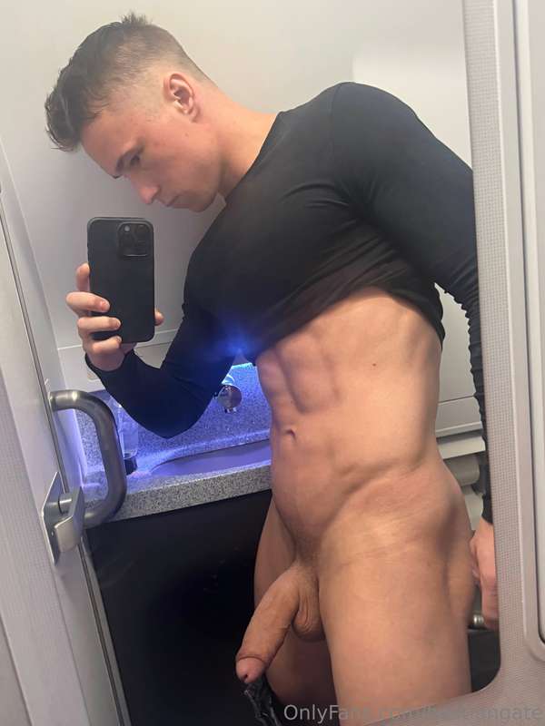 Mirror made me look huge😈 Will be starting to answer more co..