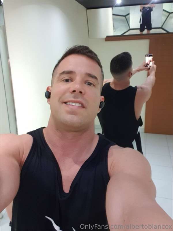 Entrenando duro en el gym 😜💪🏻

Training hard in the gym 😜💪🏻