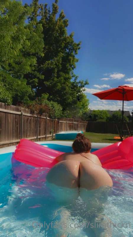 Such a nice day to lay out in my backyard and tan in the poo.. 4