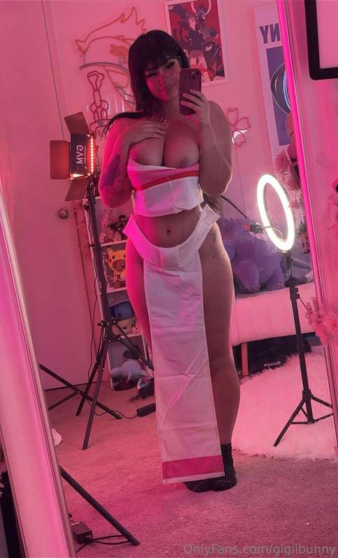 Your Fav Chel cosplayer! 💗 Slide for a small peek!😈  1