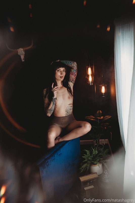 𝒻𝓇𝑒𝓃𝒸𝒽 𝑔𝓇𝑒𝓎 🖤 more from this shoot coming soon! 4