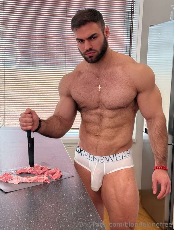 🥵 From the bodybuilding stage straight to your bed, meet @mi.. 2
