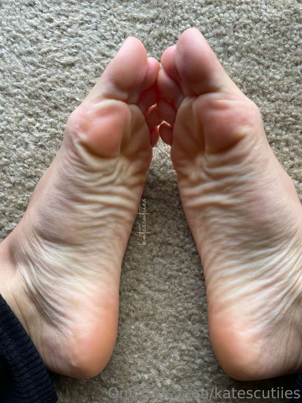 Close ups😘 tryna rub your dick on these soles?? 8