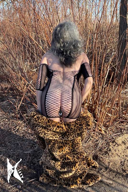 Oh my, what will the neighbors think?Tip me and I’ll send yo.. 5