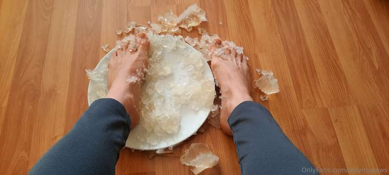 Jelly crushing. So wet and squishy. 👣💦 2