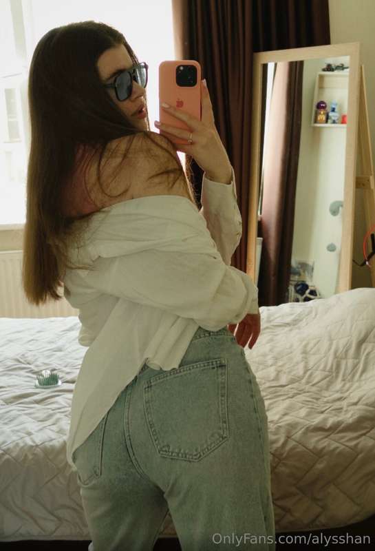 You should see how I can still pose… 😏Ти б бачив, як я можу ..