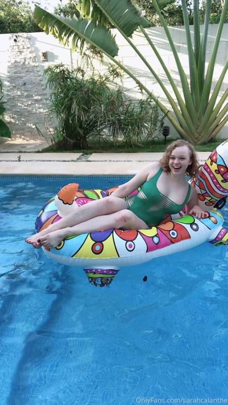 [7 pics] Wanna join my pool party? 😏 1