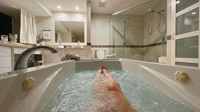 I’m sitting in the bath after a long day of performing on se..