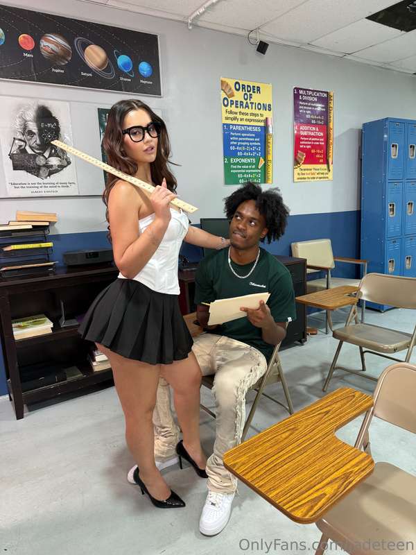 Releasing tonight at 8pm est 📚 Watch Professor Jade get slut..