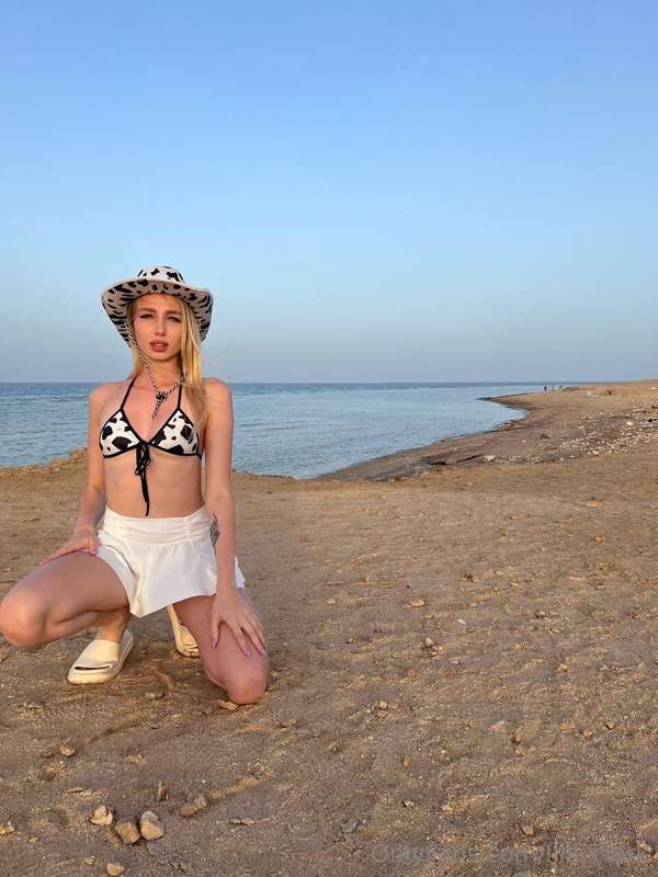 🌍 Yesterday I visited an amazing beach in Hawaii! 🌅💞🤭 Sand, ..