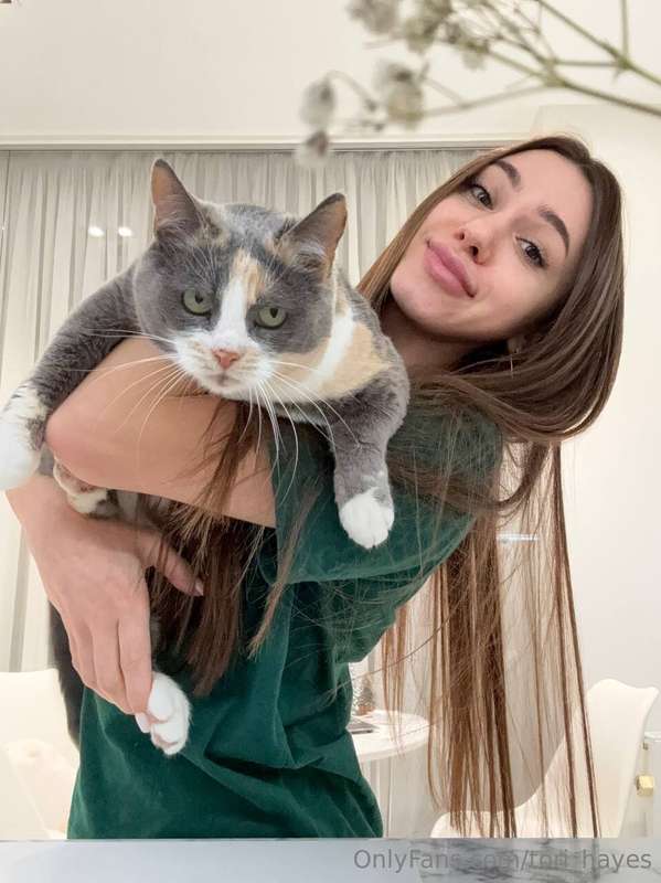 Teri doesn't really like to be photographed 😹