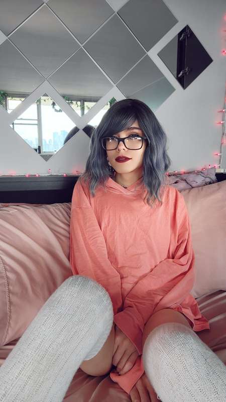 Hoodie vibes... Annnd a little bit of naked vibes c;
