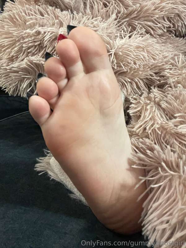 Do you like my new nails? 💅🏻 they’re nice and sharp ✨ 2