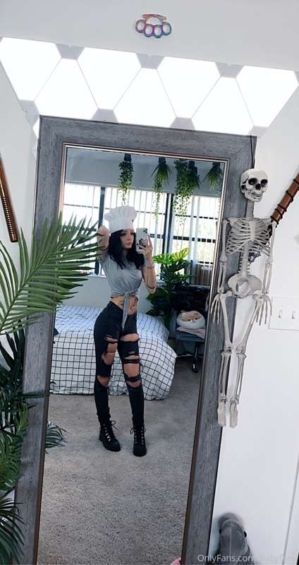 Chef cosplay pt. 2 🖤 which side of the cake are you eating 👀.. 6