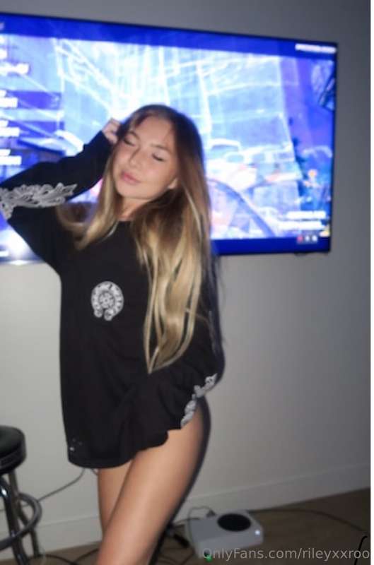Gamer girlfriend? 🎮