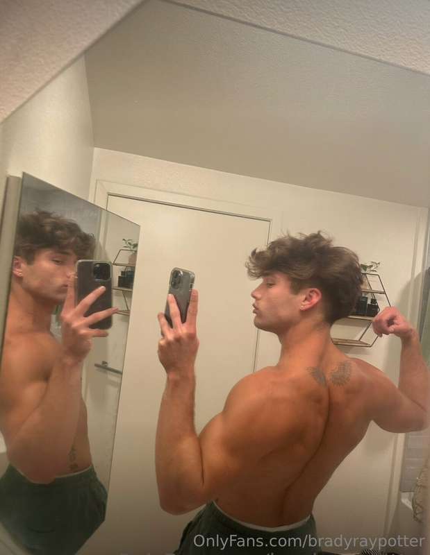 $1 nudes how bout that? Check your DMs 🔥