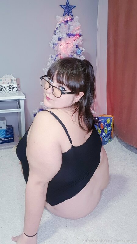 Who's going to give this gorgeous nerd some gifts for Christ.. 19