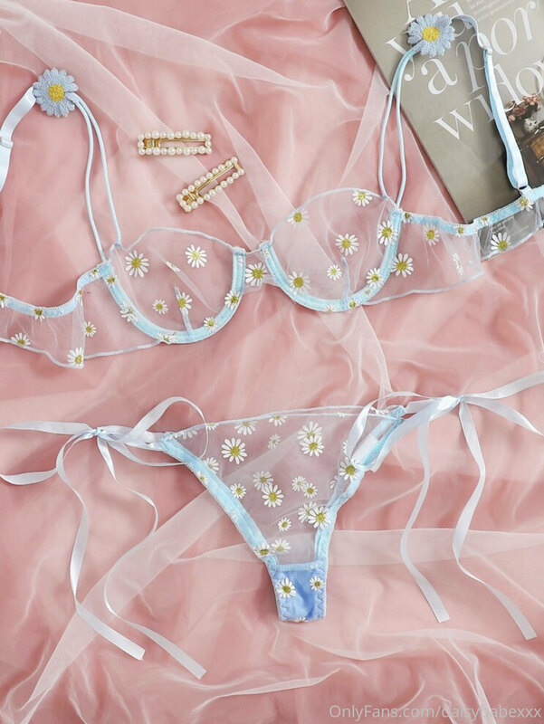 How cute would this set look on me?it has daisys on so I jus..