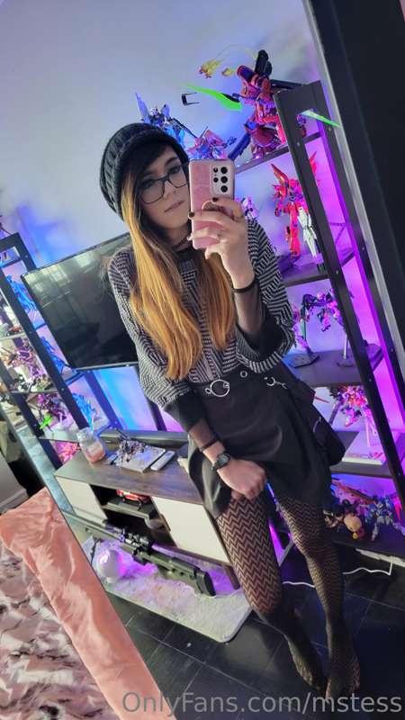 Who can resist some good girldick? 🙈 8