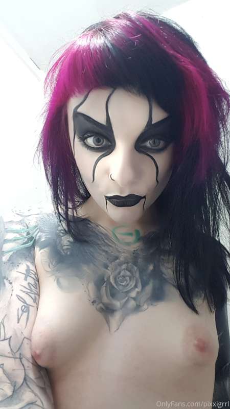 I love doing this make up xD makes me feel like a fucking ba..