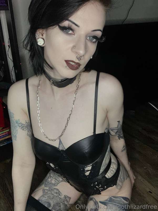 This goth needs to be treated like a fuck toy right now. Jus.. 7