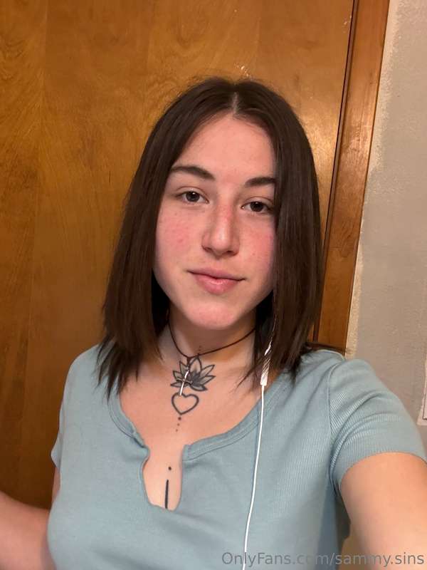Straightened my hair and I forgot how to act 💅 17