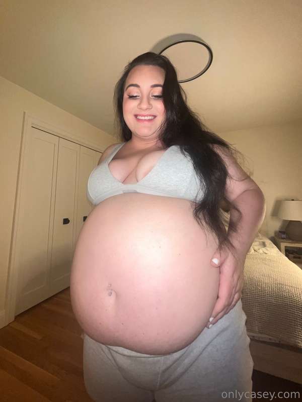 Yoga ball belly 🥵😍 putting in some serious work on these bel.. 1